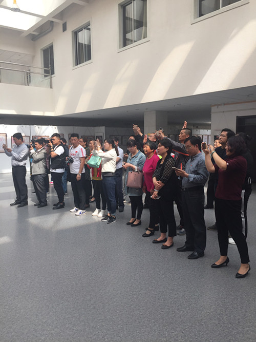 ““中国万达”黄河口国际马拉松首届体育成果集邮收藏展开幕