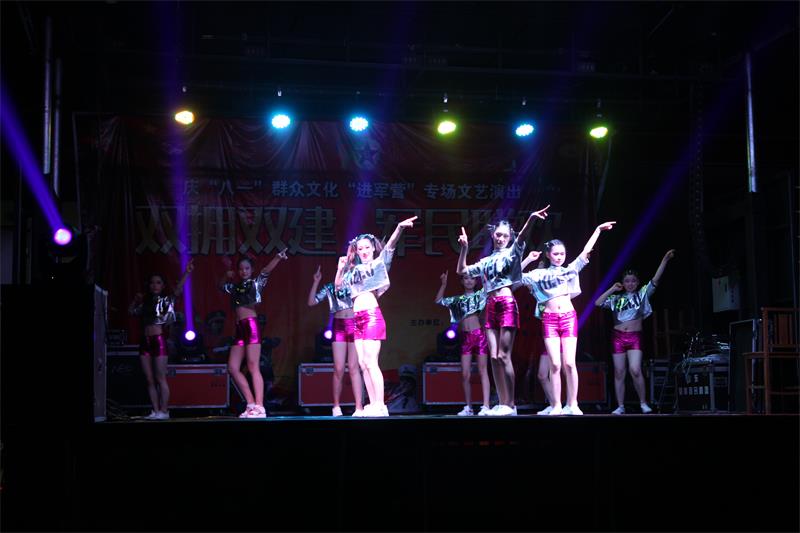 “喜迎八一文化进军营 载歌载舞浓浓军民情