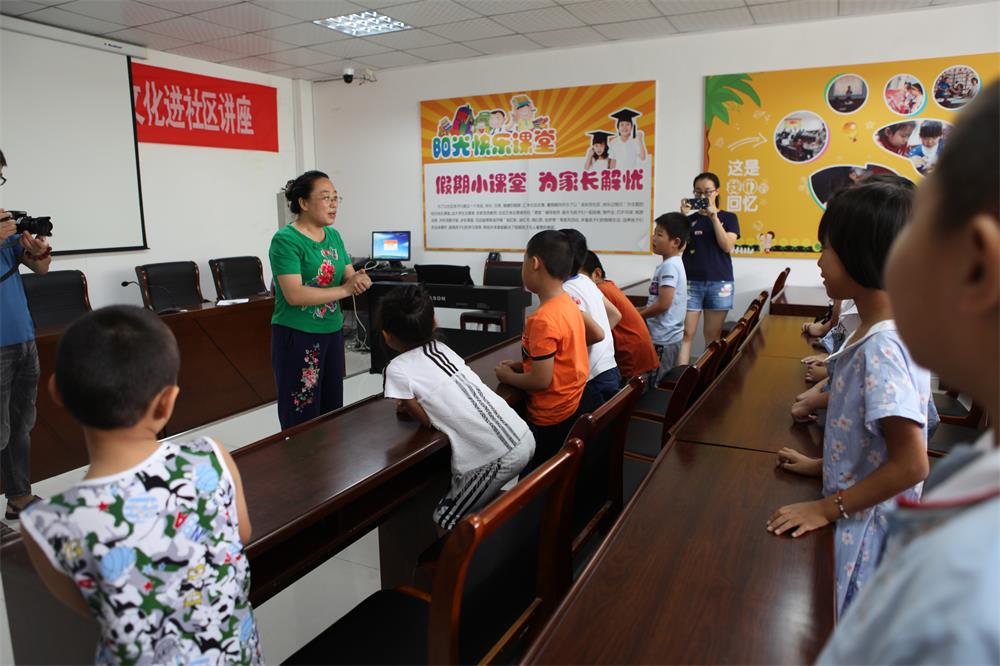 “文化培训走进社区   特色队伍遍地开花