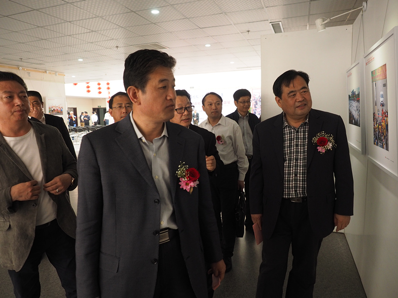 ““激情东营马拉松 魅力万达三十年”2018黄河口（东营）国际马拉松十年回顾艺术摄影展开幕