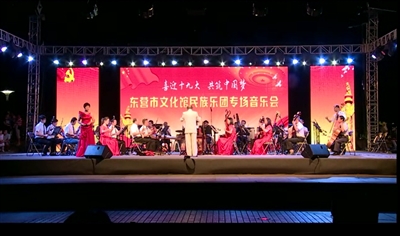 青粼粼的水蓝莹莹的天