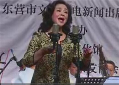 《李二嫂改嫁》选段“借灯光我赶忙飞针走线”